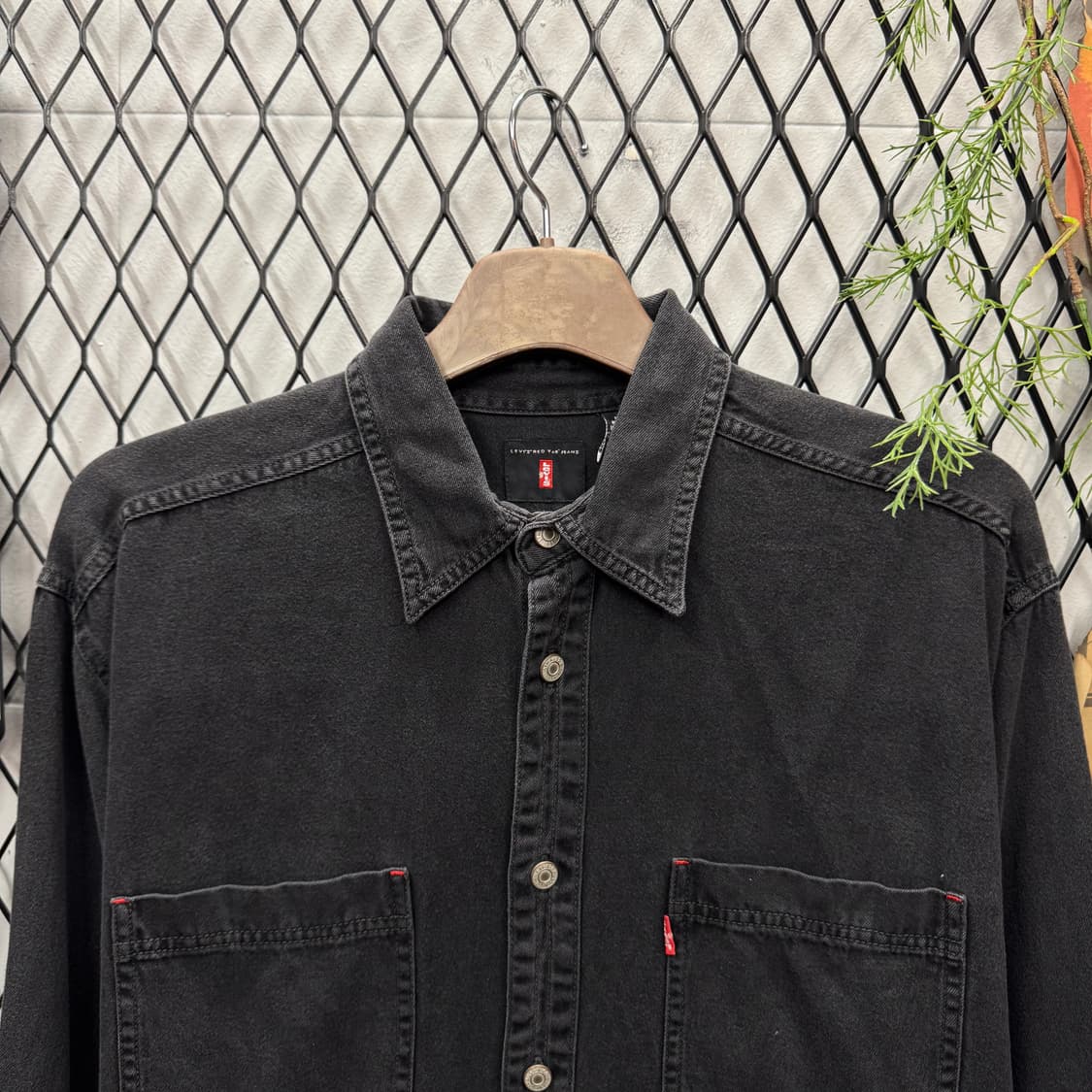 00s 리바이스 레드탭 데님 셔츠 전면 투포켓 포인트 흑청 상품이미지3