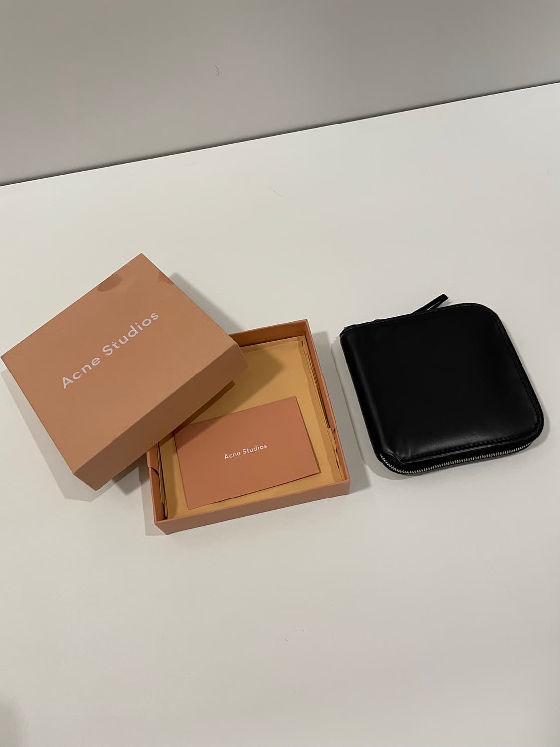 아크네스튜디오 지퍼 반지갑 블랙 판매 상품이미지4