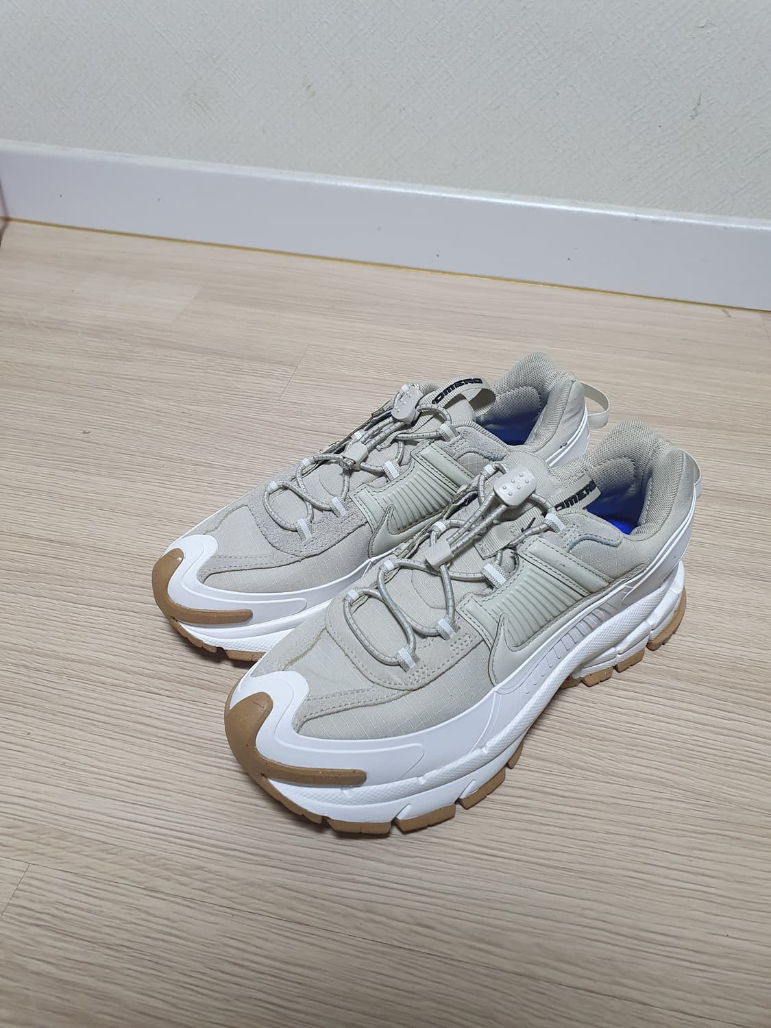 나이키 줌 보메로 룸 세일:검 라이트 스톤 255 상품이미지4