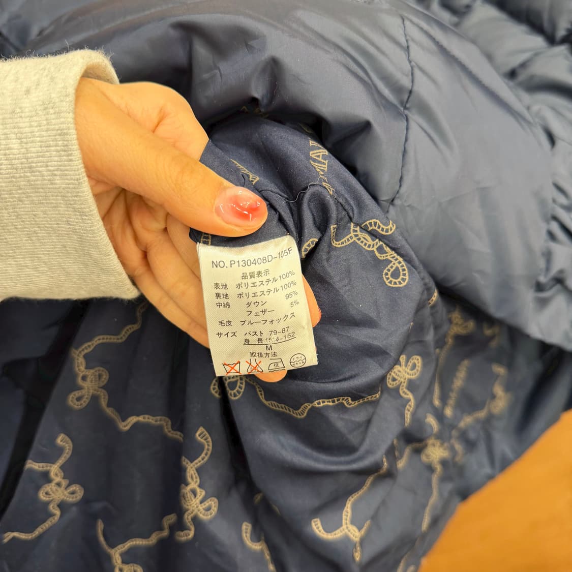 발망 다운 롱 패딩 코트 후드 퍼 트리밍 중앙 셔링 디테일 딥 네이비 상품이미지7