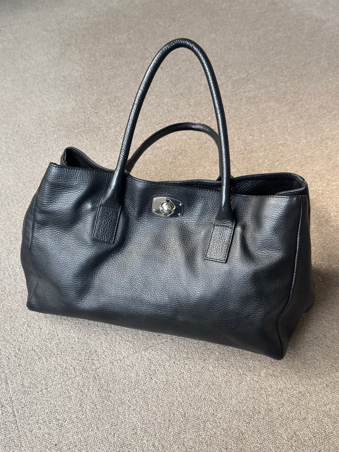 Furla 블랙 레더 투웨이 숄더백 샤넬 서프백 스타일 상품이미지1