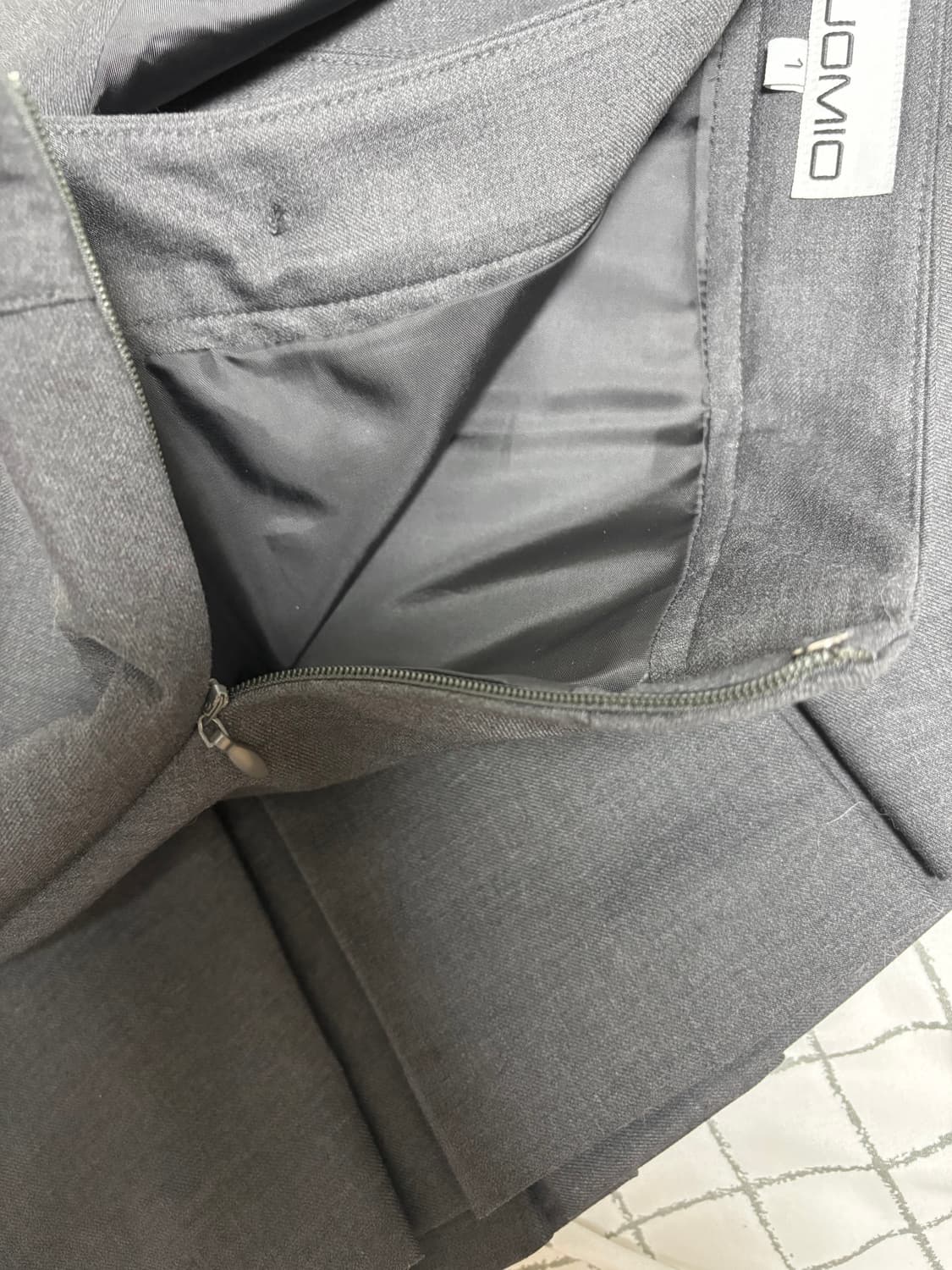 뚜오미오 랩 플리츠 스커트 차콜 허그유어스킨 코이세이오 상품이미지8