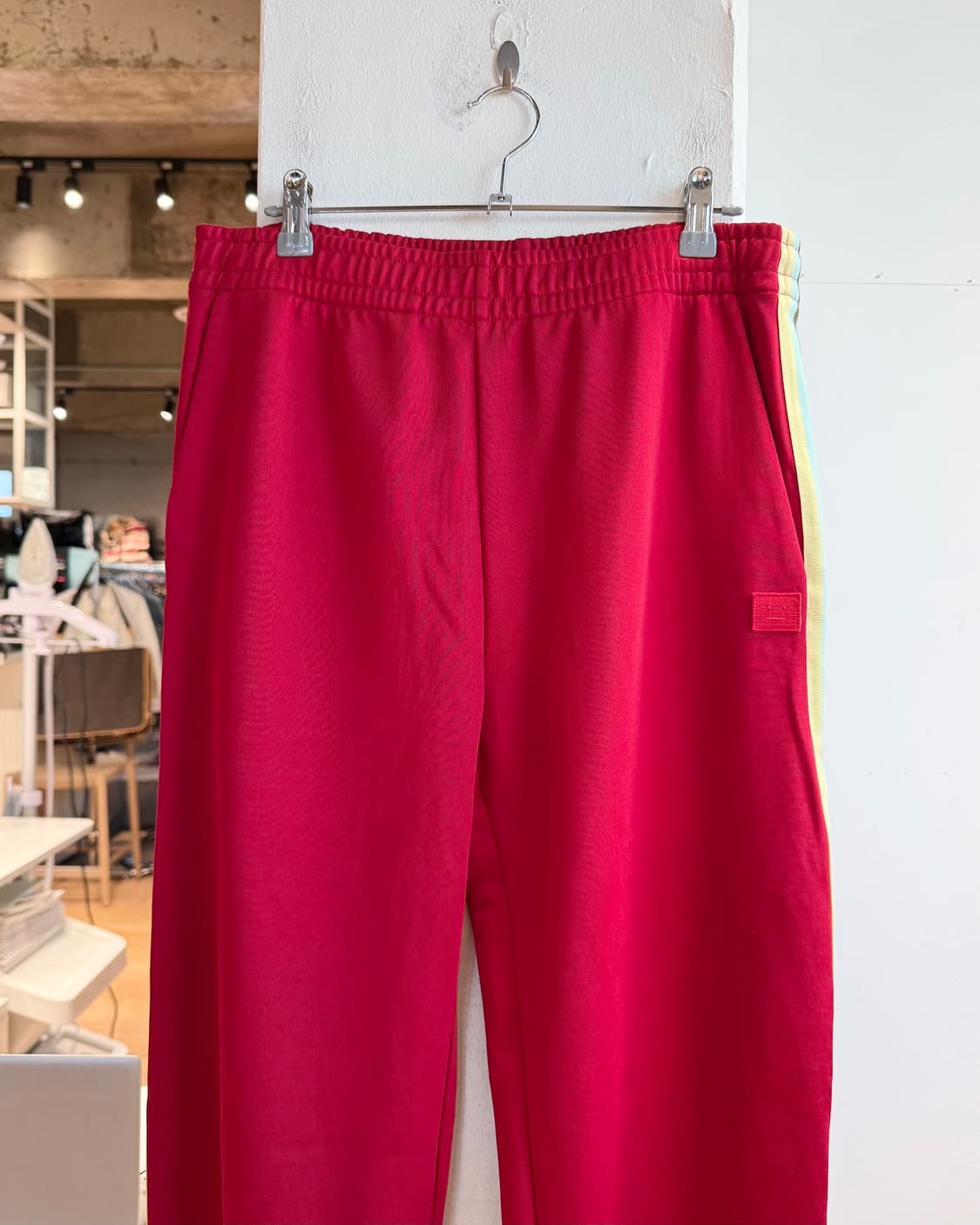 아크네 스튜디오 레드 페이스패치 스웻 팬츠  상품이미지3