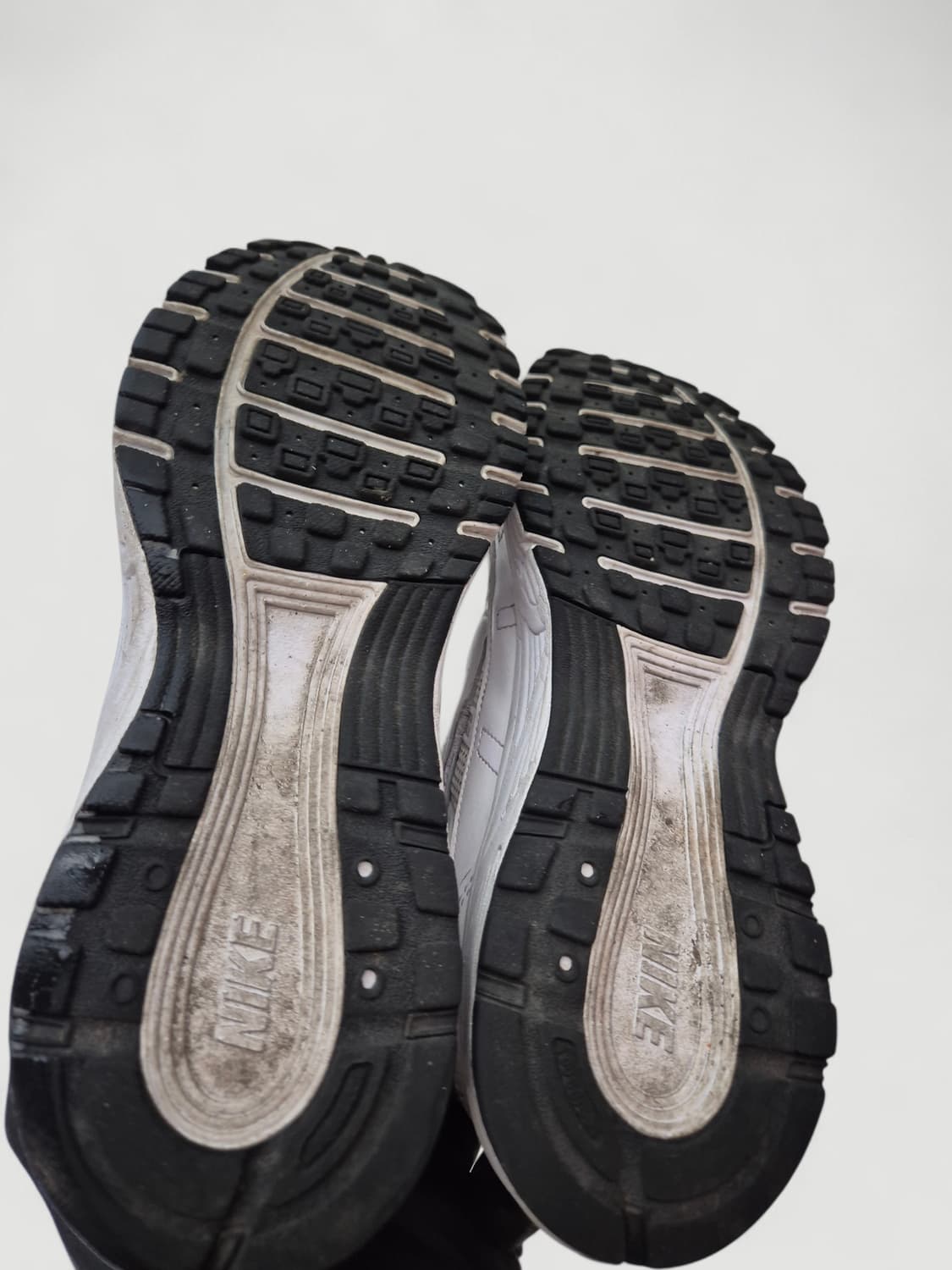 [240]나이키 메탈릭 그레이 화이트 운동화 여성 상품이미지5