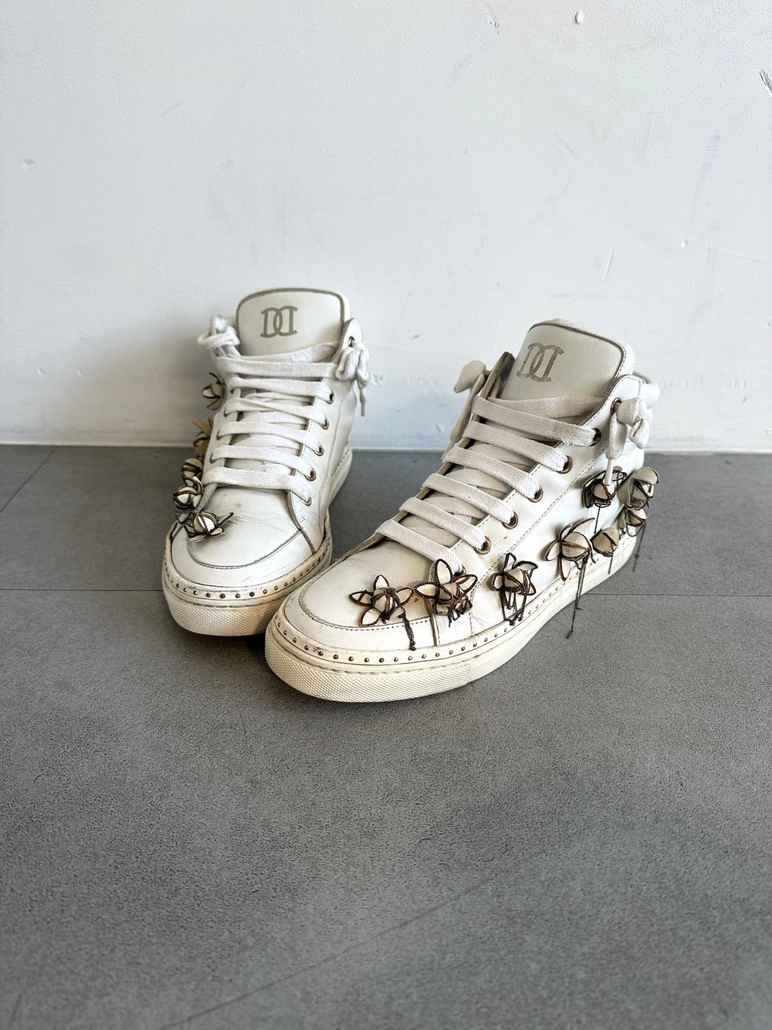 디스퀘어드 런웨이 플라워 아플리케 하이탑 스니커즈 상품이미지1