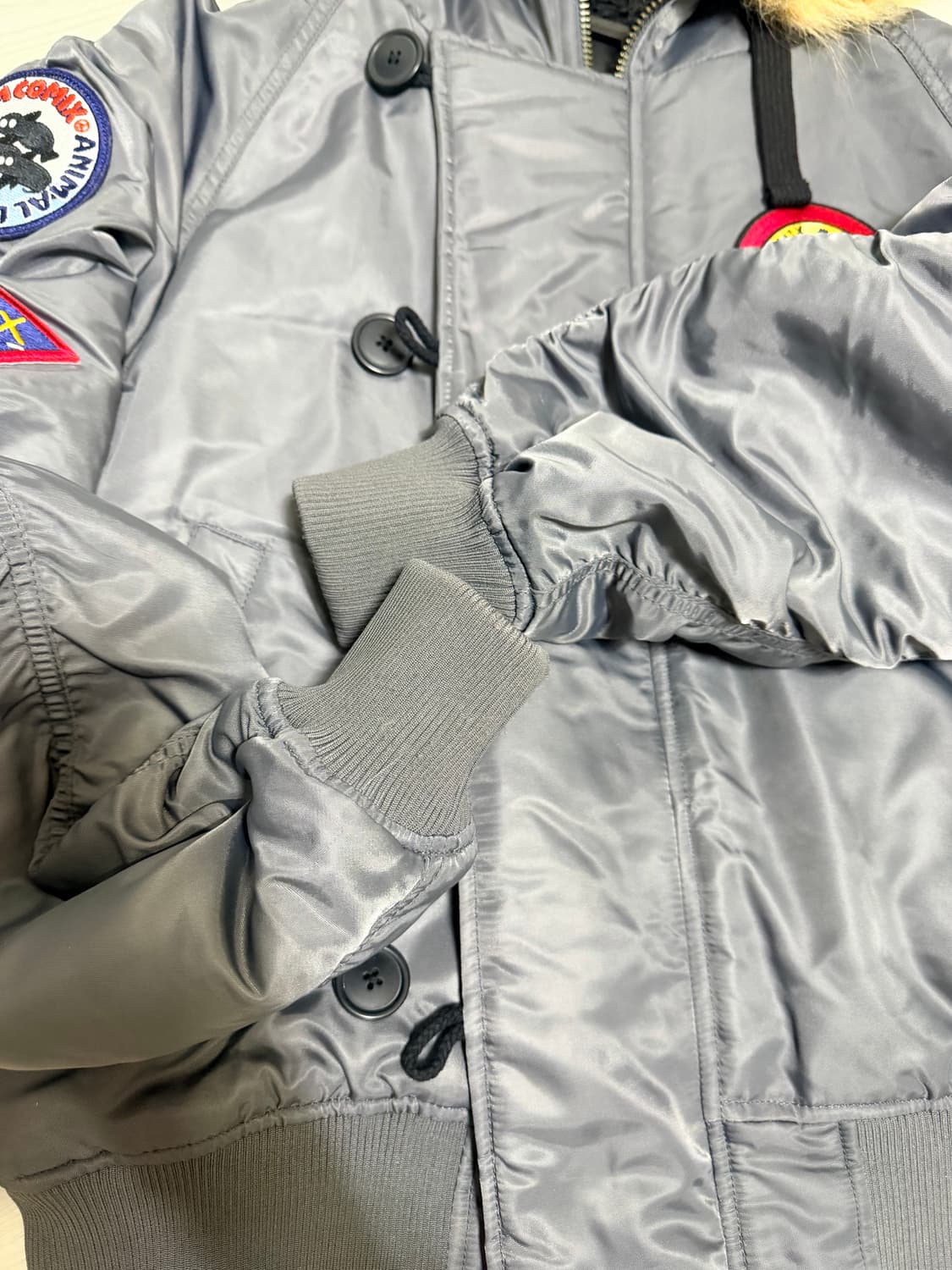 팀코믹스 패치드 MA-1 후디드 덱 점퍼_차콜 상품이미지7