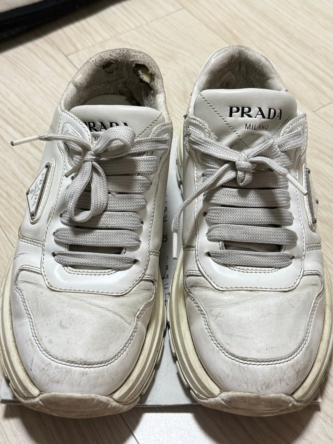 프라다 기본 흰색 스니커즈 상품이미지1