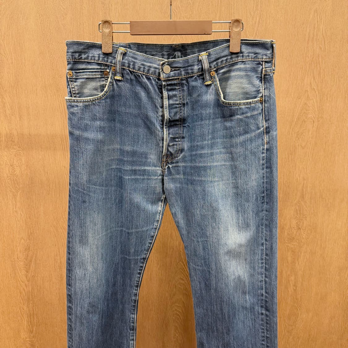 리바이스 501 워싱 데님 팬츠 버튼 클로징 로고 디테일 레귤러핏 중청 상품이미지3