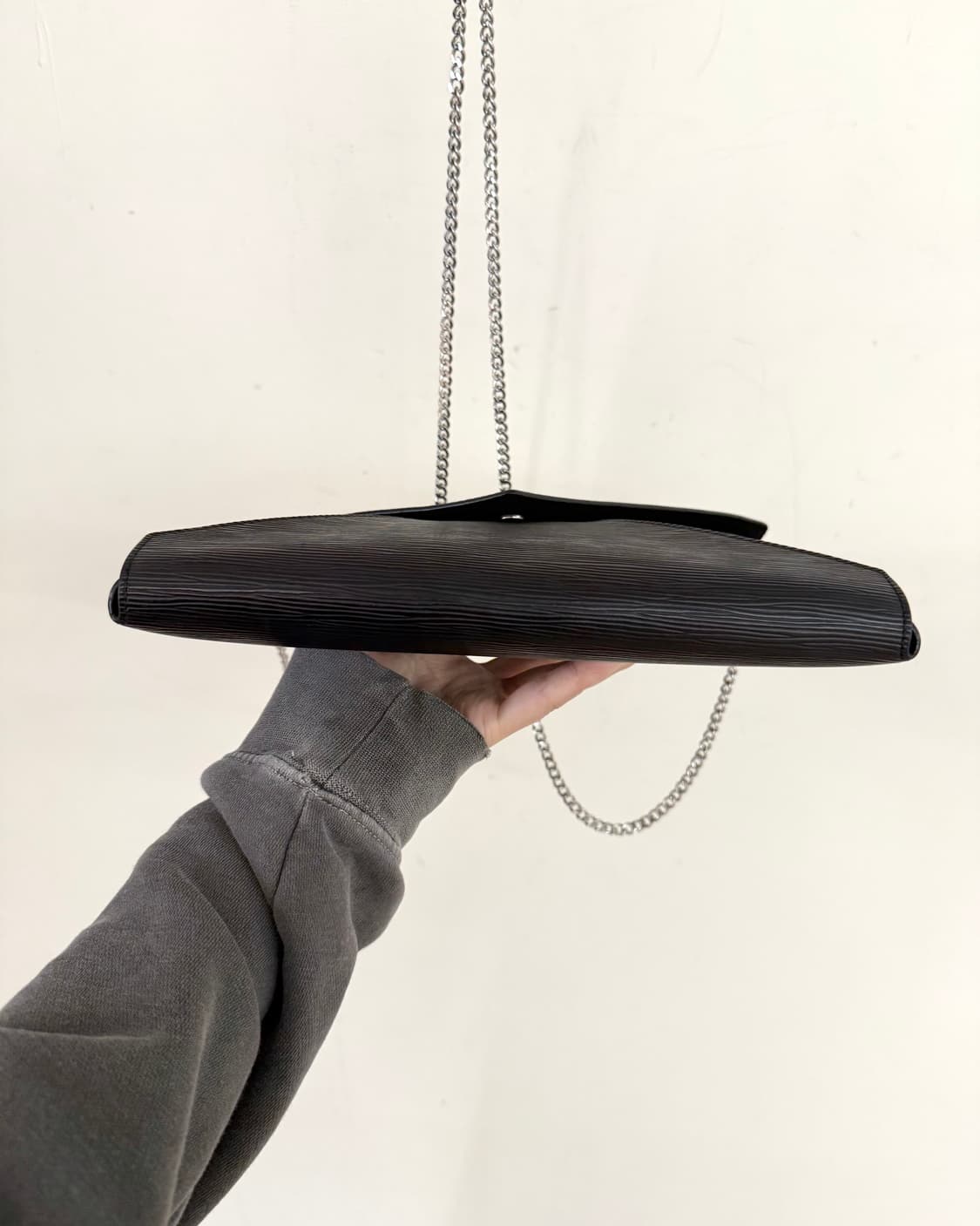 비비안 웨스트우드 블랙 엔벨롭 체인 클러치백 상품이미지6