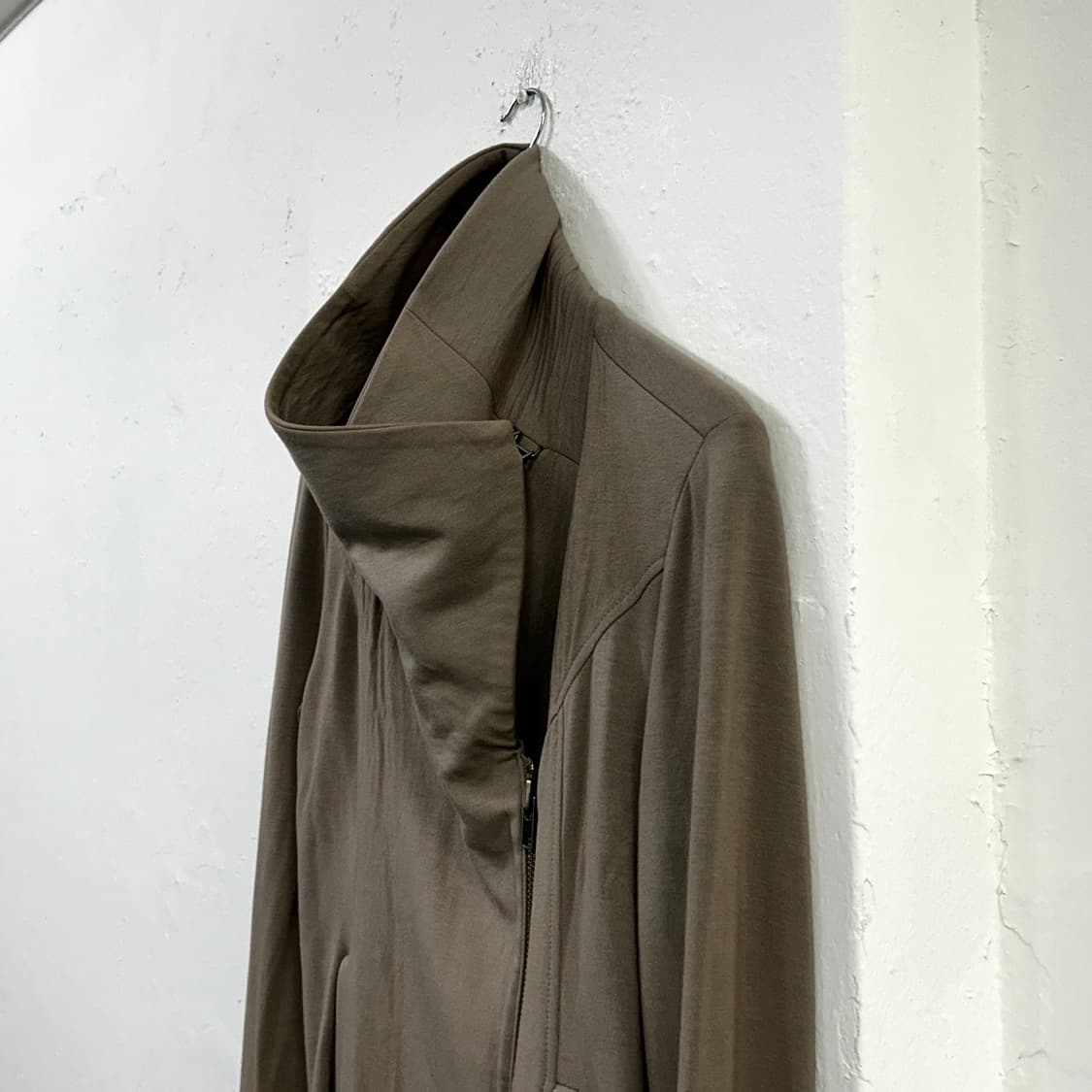 헬무트랭 비대칭 사선 집업 상품이미지7