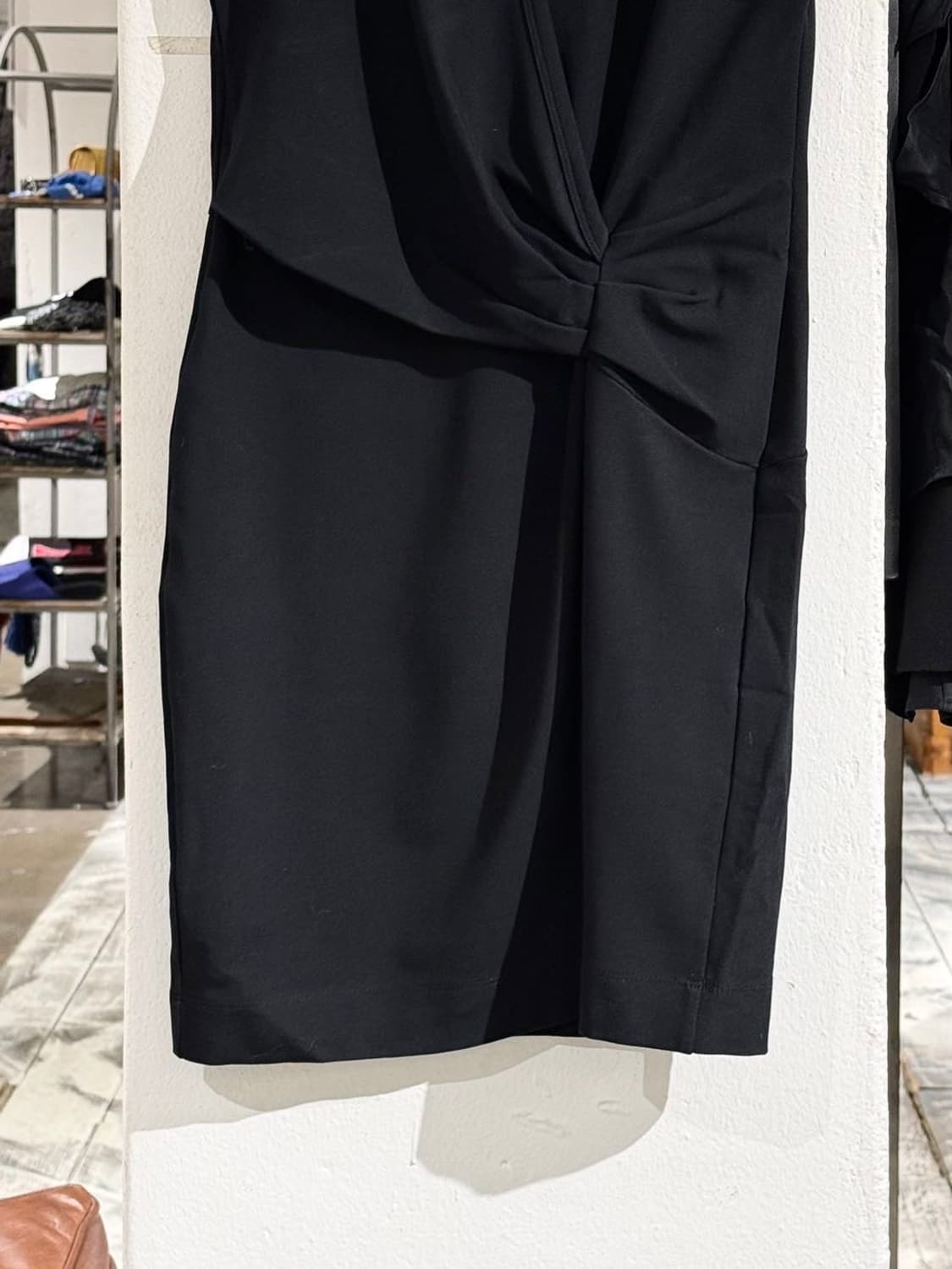 미쏘니 블랙 트위스트 드레이프 미디 원피스 상품이미지3