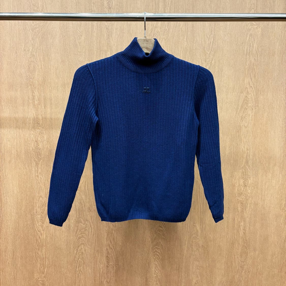 꾸레쥬 터틀넥 긴팔 니트 클래식 미니멀 잔골지 로고 자수 디테일 블루 상품이미지2