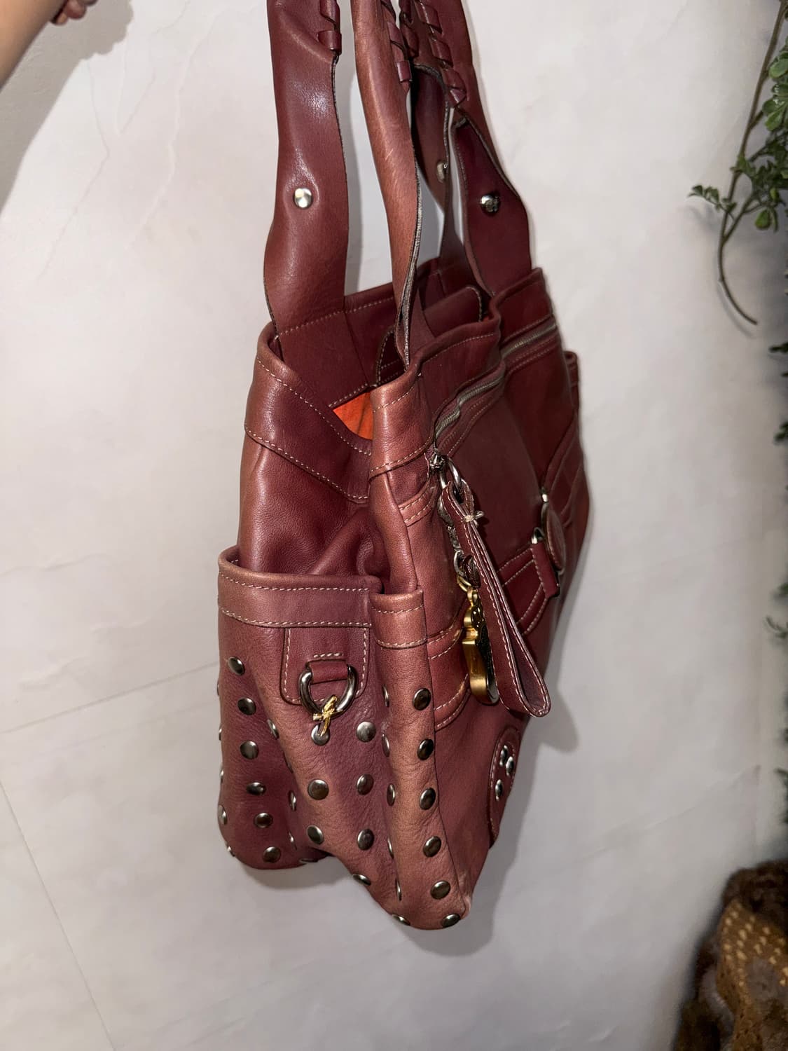Cettu brick red cow skin stud tote bag 상품이미지4