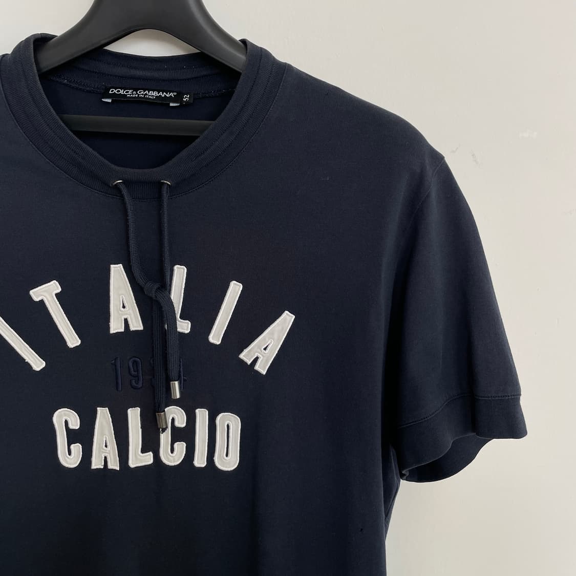 돌체앤가바나 52/공용L-XL 딥네이비 라운드 스트링 디테일 반팔 티셔츠 상품이미지2