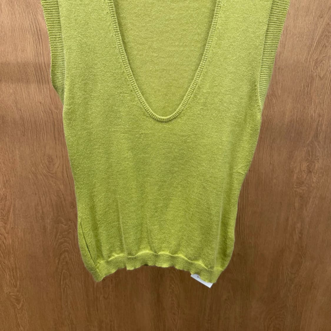 마가렛 호웰 딥 브이넥 슬리브리스 니트 립 배색 디테일 루즈핏 그린 상품이미지5