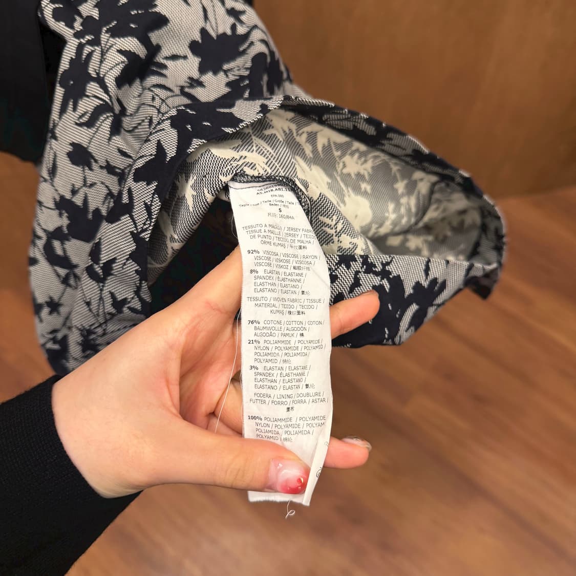 막스마라 라운드넥 미디 원피스 플로럴 패턴 배색 레이어드 디테일 블랙 상품이미지7