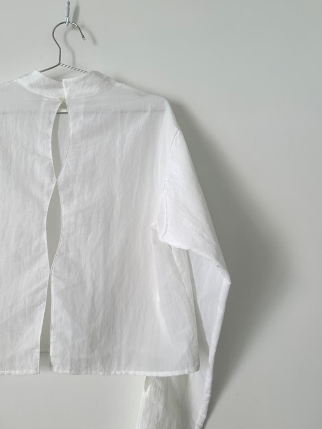 Open slit detail top / white 상품이미지6