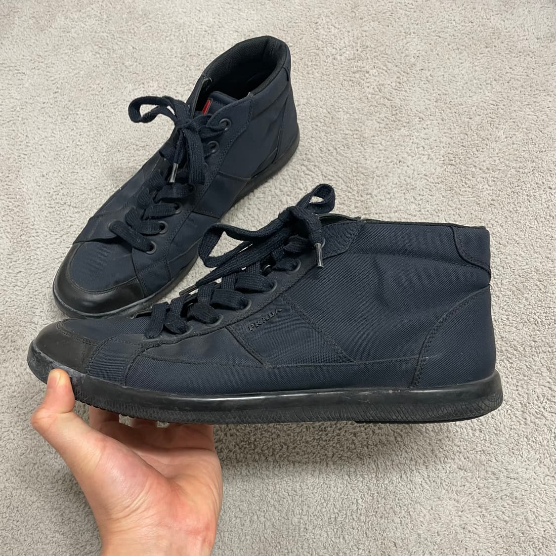 285) 프라다 스포츠 사이드 메탈 로고 스니커즈 미드탑 네이비 상품이미지2