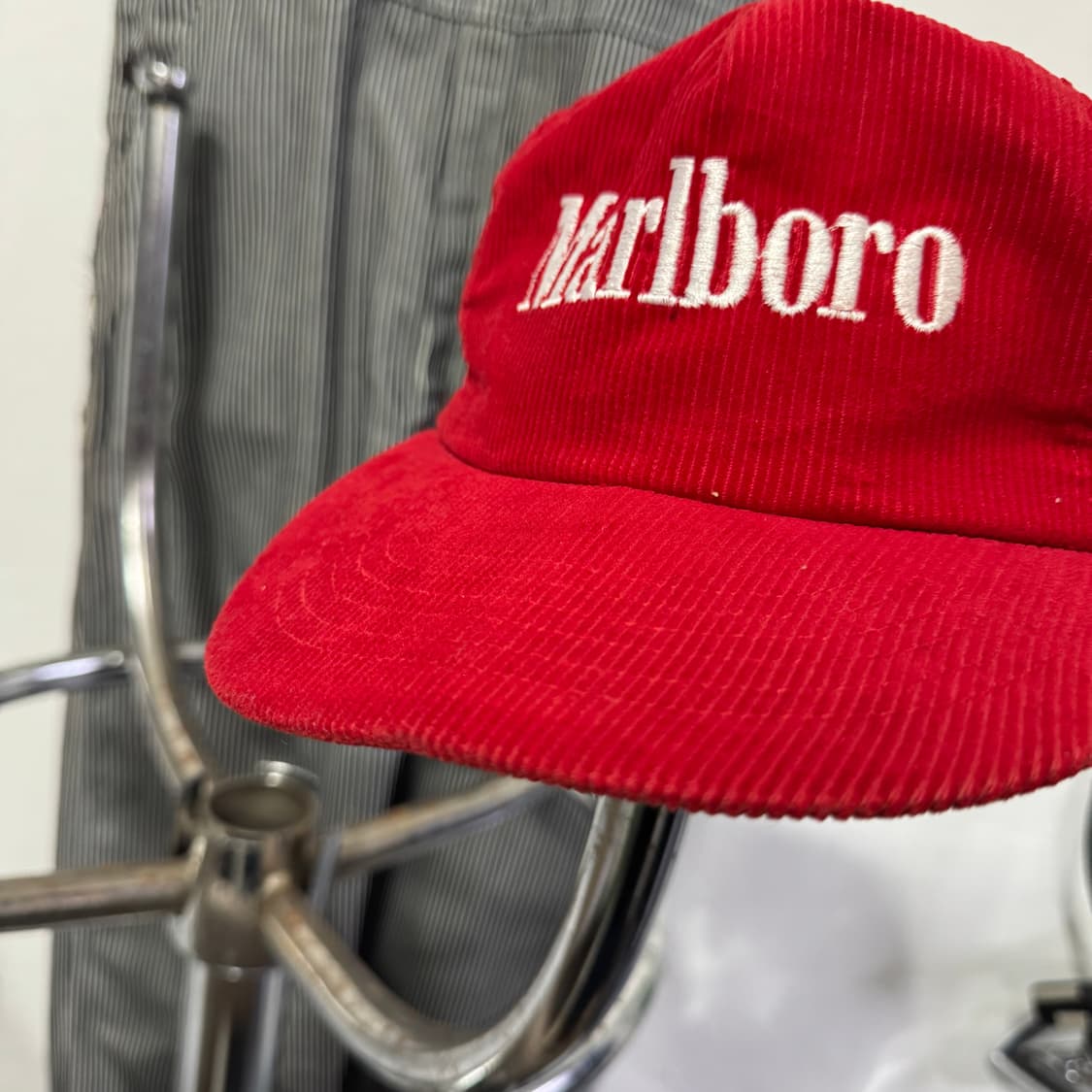 말보로 자수 스펠로고 코듀로이 캡 상품이미지2