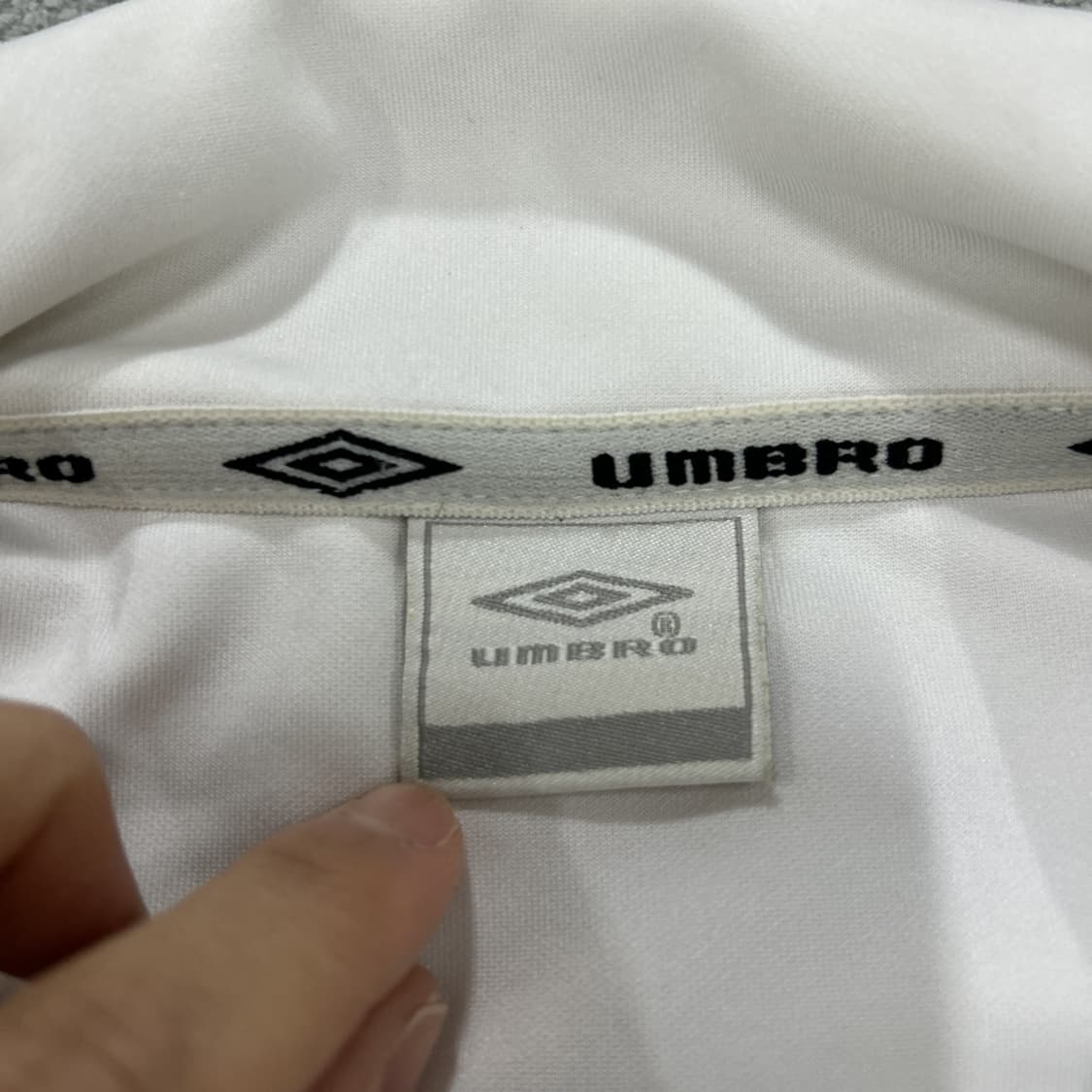 엄브로 화이트/레드 집업 트랙탑 m 상품이미지2