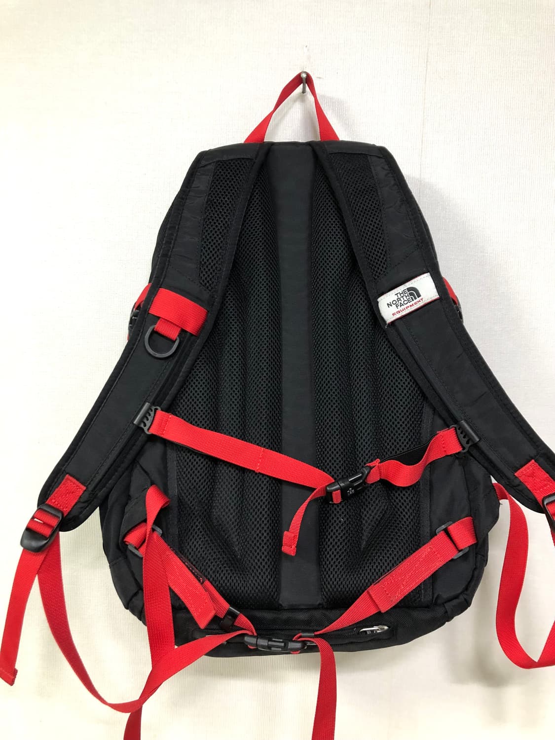 노스페이스 미니핫샷 백팩 등산백팩 22L  _ 블랙레드 (레인커버O) 상품이미지4