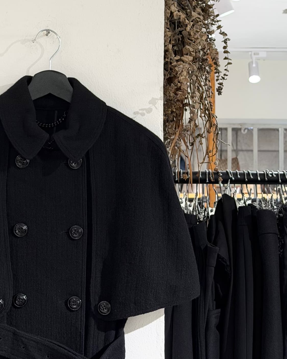 버버리 블랙 투버튼 반팔 벨티드 코트 상품이미지3