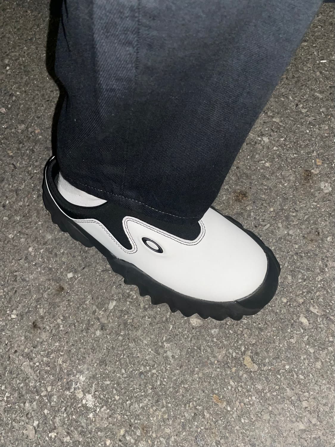 오클리 팩토리 팀x브레인 데드x센스 찹 쏘우 뮬 화이트 상품이미지7