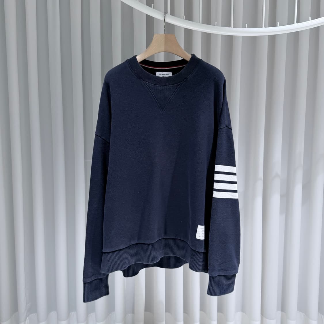 (A+/5) / 톰브라운 사선완장 네이비 맨투맨 상품이미지1