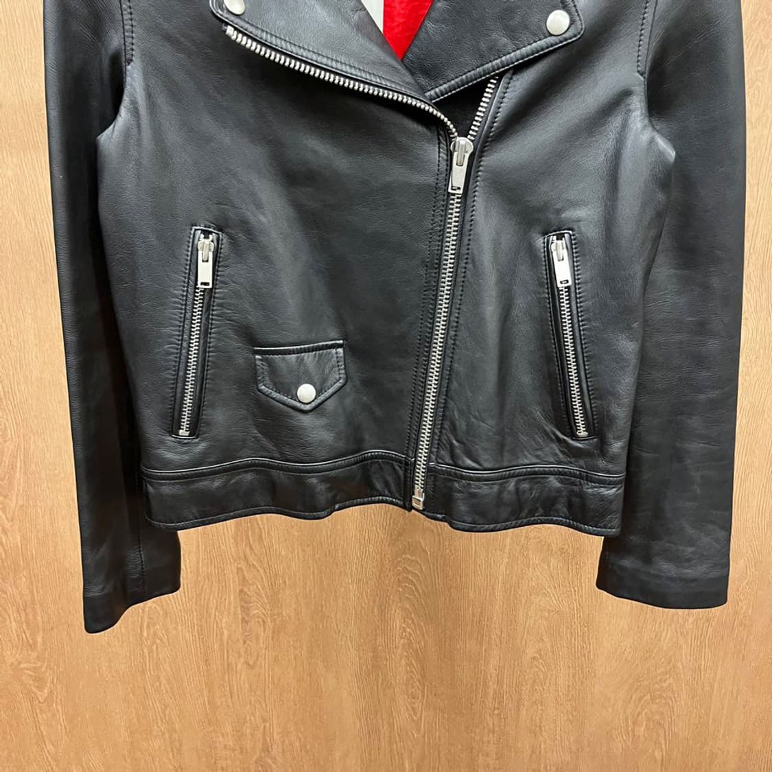 비이커 레더 자켓 지퍼 커프스 사선 클로징 포켓 디테일 레귤러핏 블랙 상품이미지5