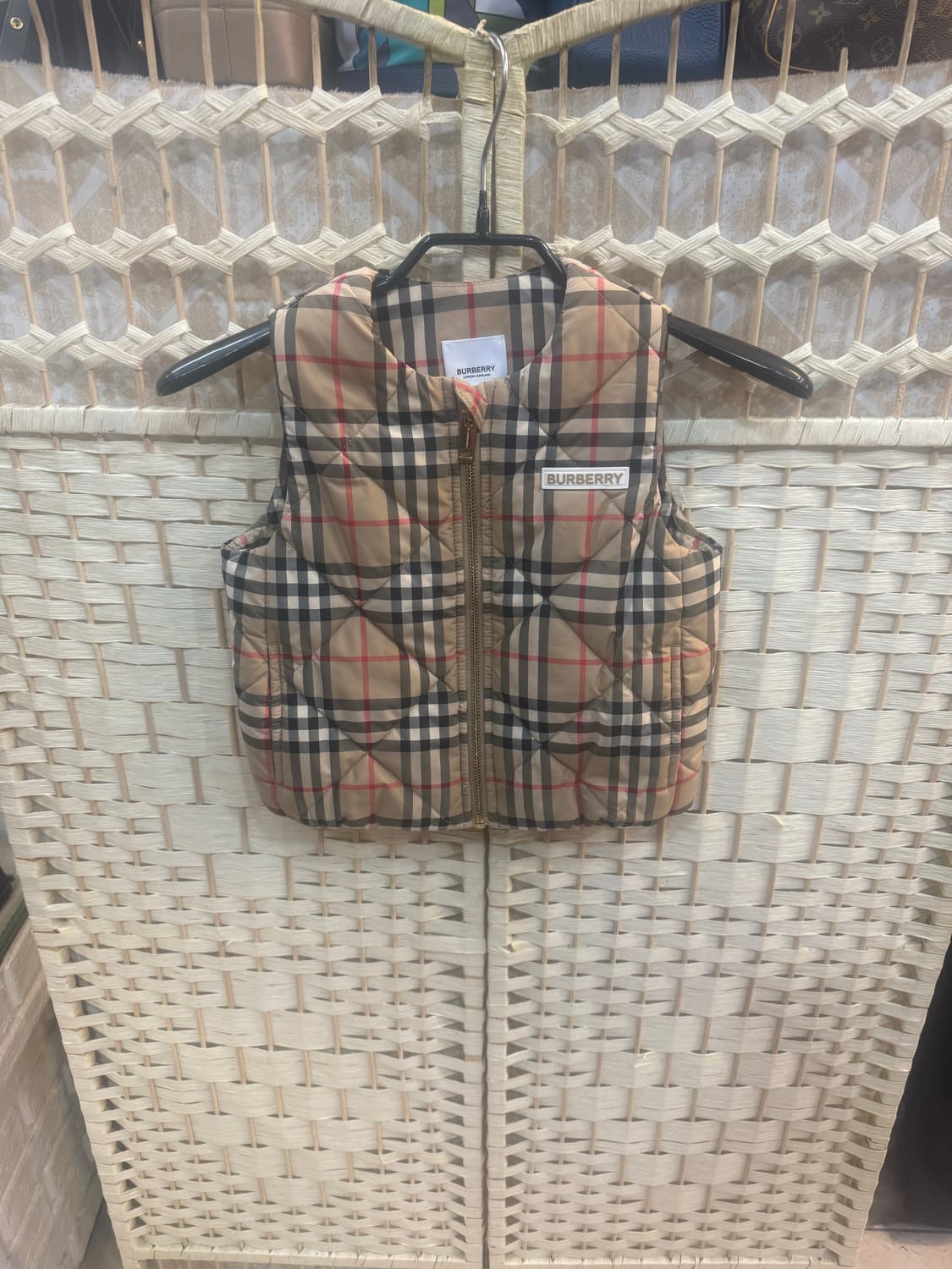 4y 정품 버버리 체크 퀄팅 패딩조끼 팝니다 상품이미지1