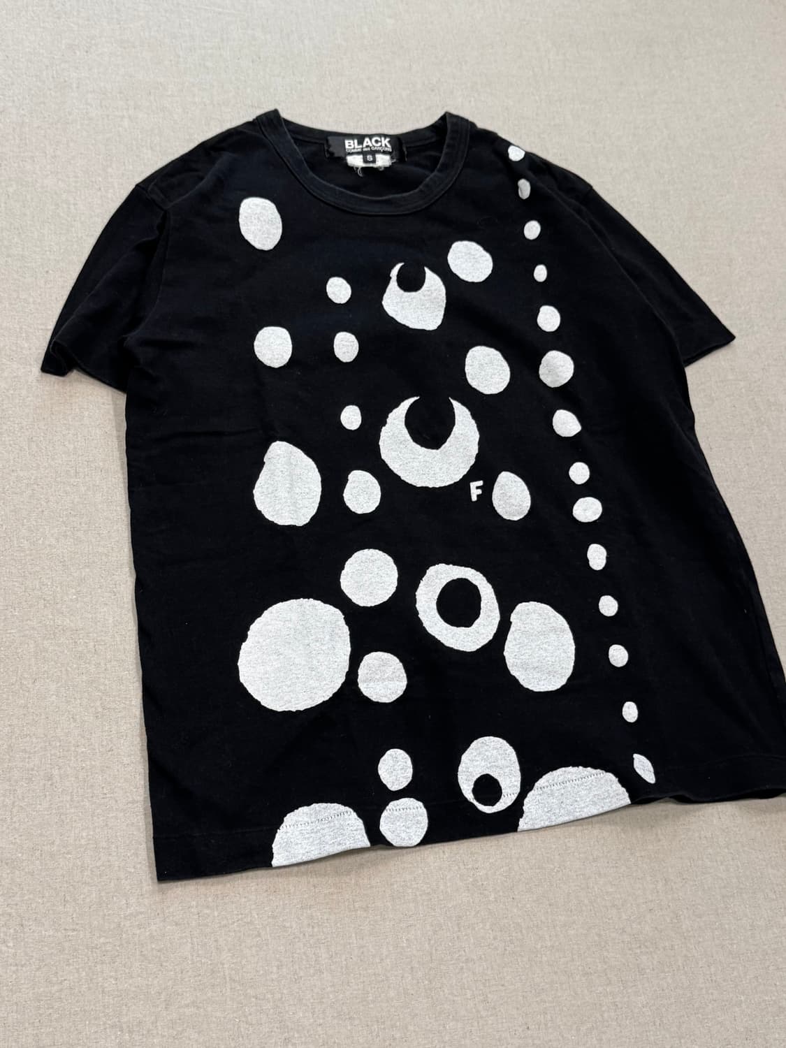 꼼데가르송 블랙 18ss 도트 아이 티셔츠 상품이미지2
