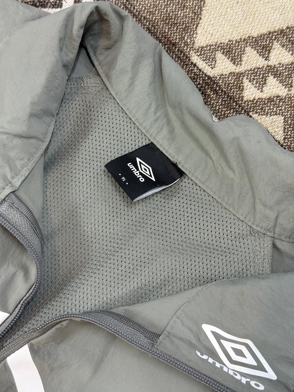 엄브로 빅로고 시그니처 바람막이 상품이미지7