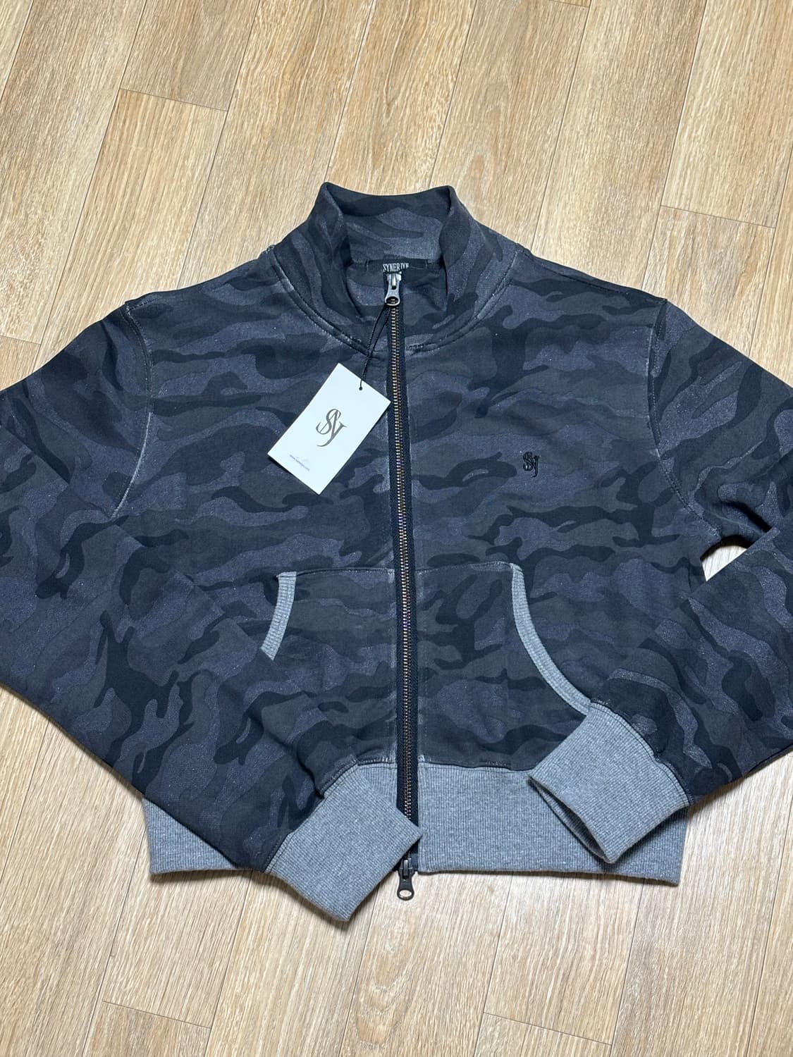 시너진 카모 하이넥 크롭 집업 새상품 상품이미지3