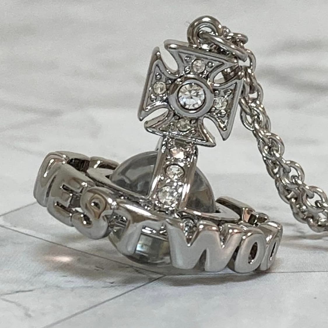 비비언웨스트우드 화이트 실버 크리스탈 3d orb 레터링 팬던트 목걸이 상품이미지4