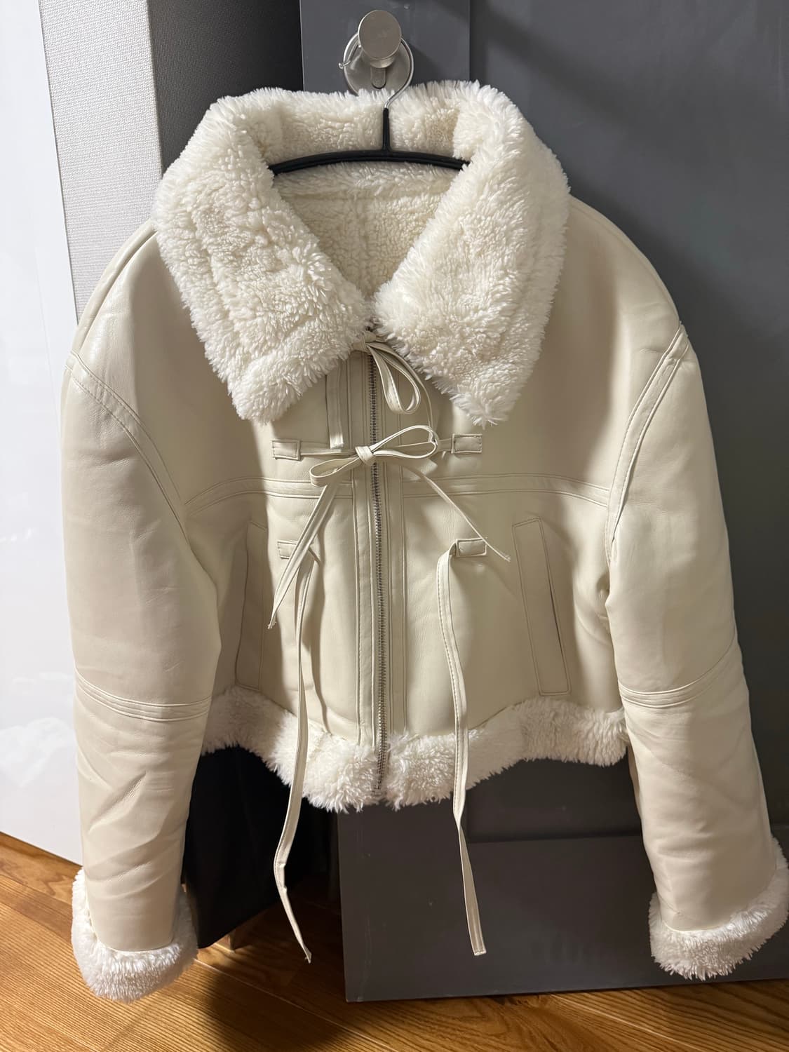 페인오어플레져 LUCY 크롭 무스탕 크림 상품이미지3