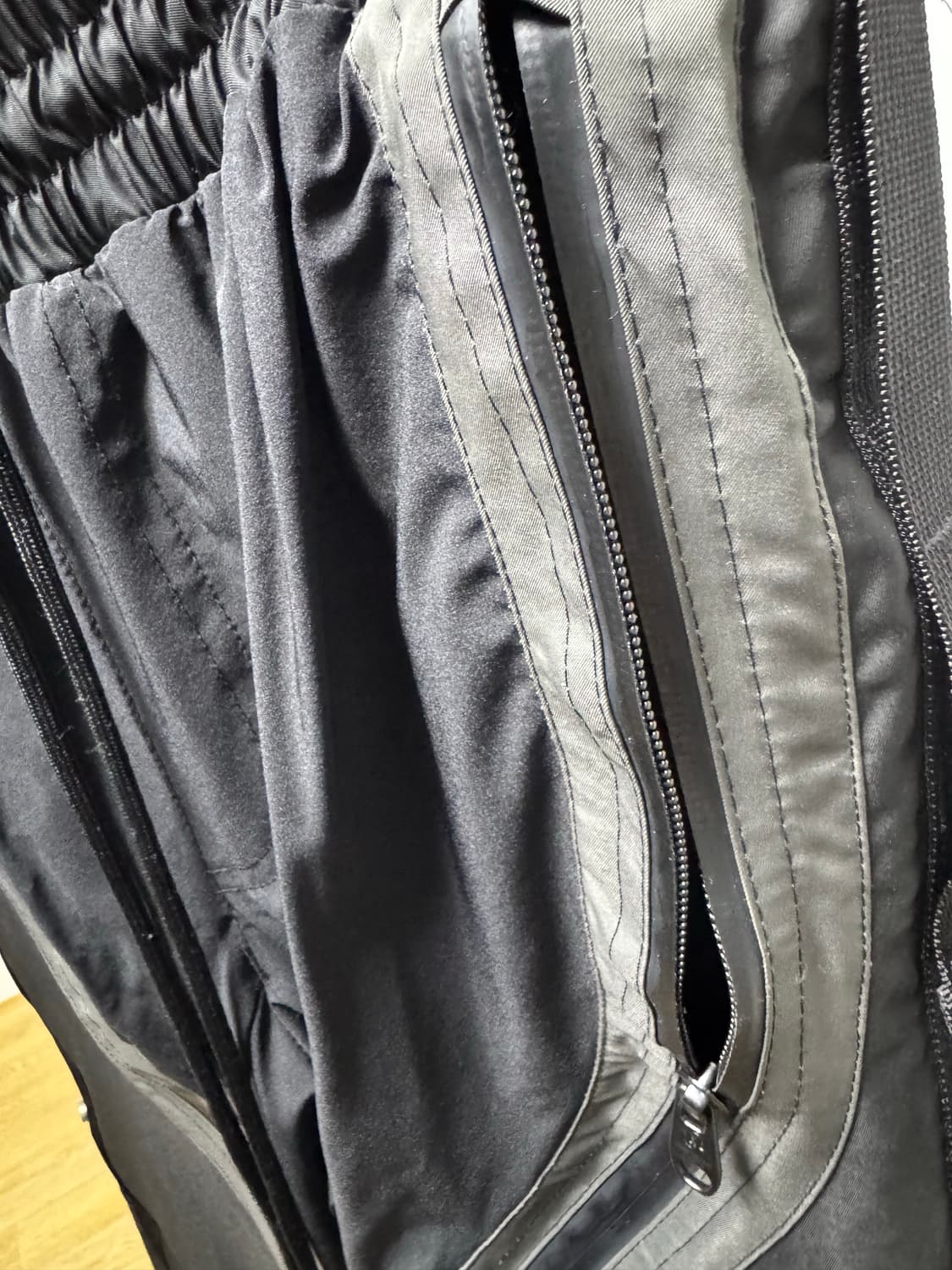 언더마이카 리전.01 트위스트 지퍼 라인 테이핑 팬츠 블랙 올리브 상품이미지4