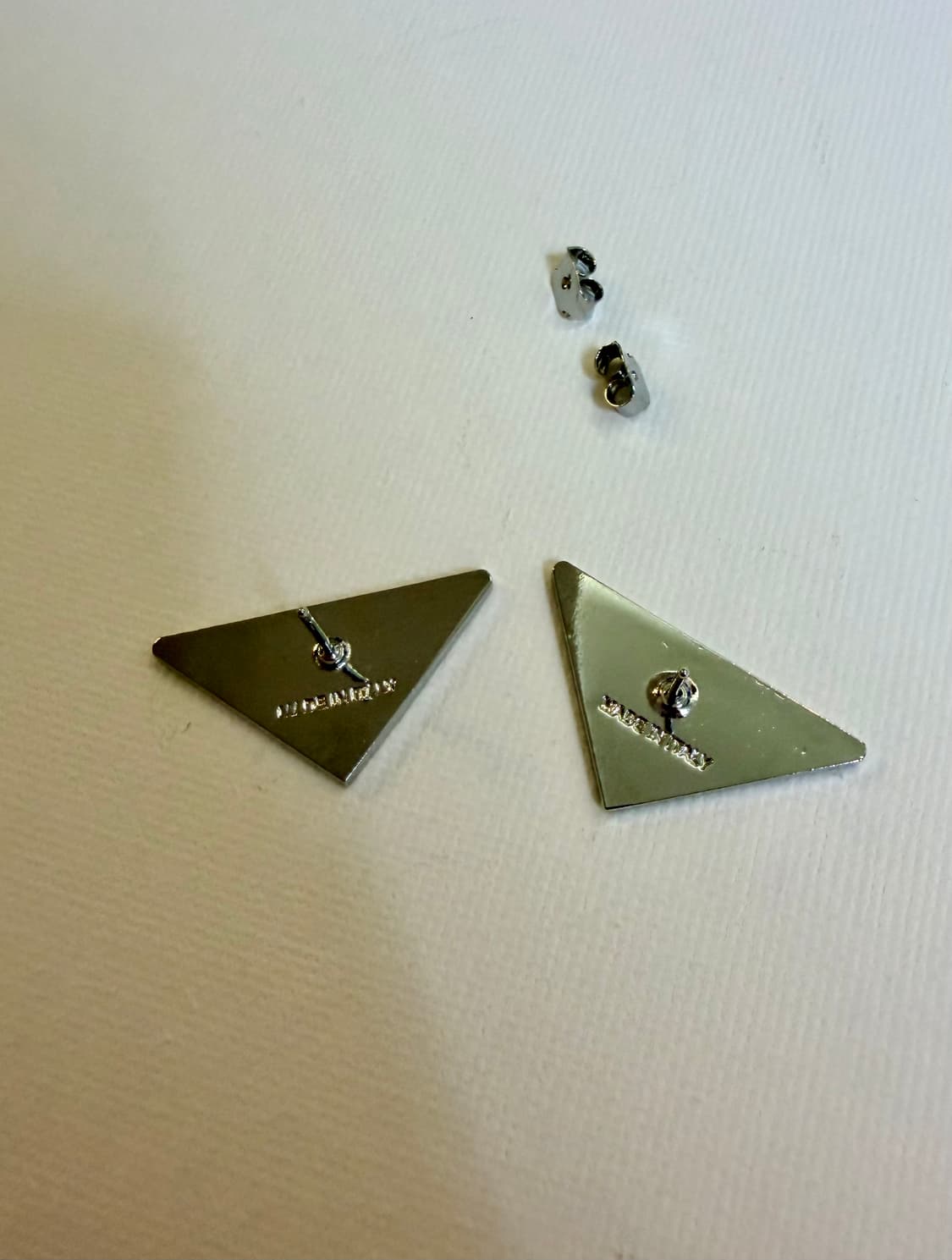 프라다 업사이클링 삼각로고 귀걸이 화이트 상품이미지4