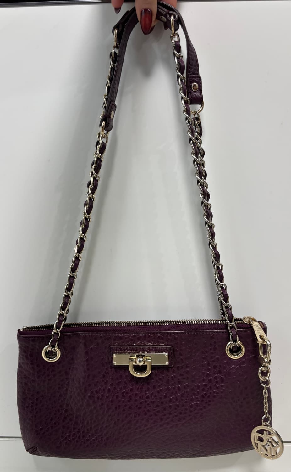 💜 DKNY 플럼 컬러 레더 체인 숄더백 · 거의 새상품 상품이미지1