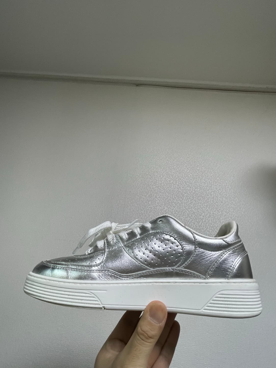 [38.5] 샤넬 CC 로고 포스 라미네이트 실버 스니커즈 상품이미지5