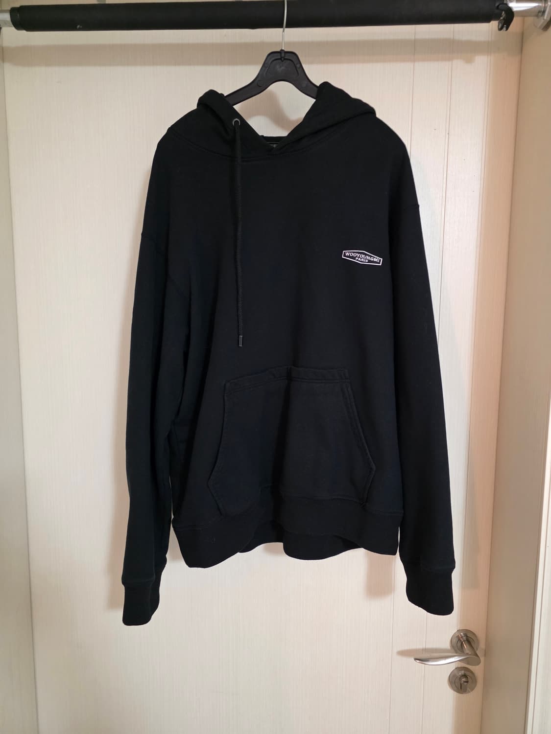 우영미 로고 블랙 후드티 48 상품이미지1