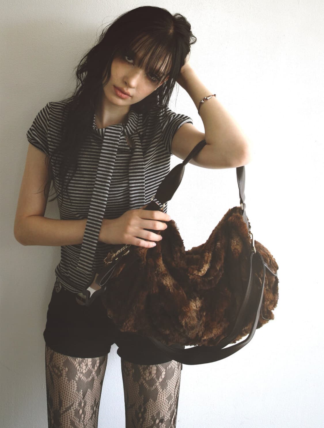 배드블루 Eco Fur Pillow Bag Brown 필로우 백 상품이미지5