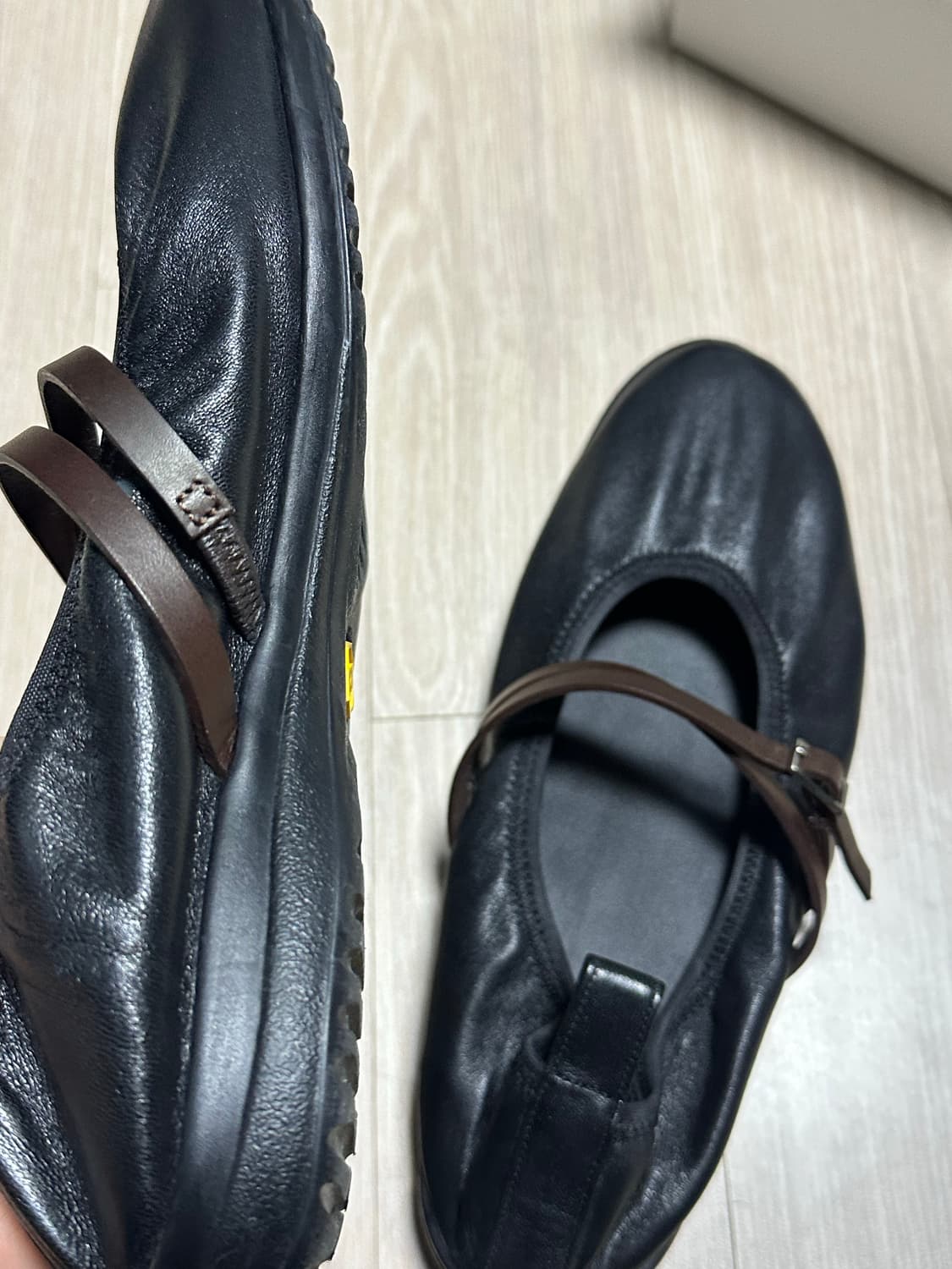 아모멘토 비브람 셔링 플랫 블랙 상품이미지8