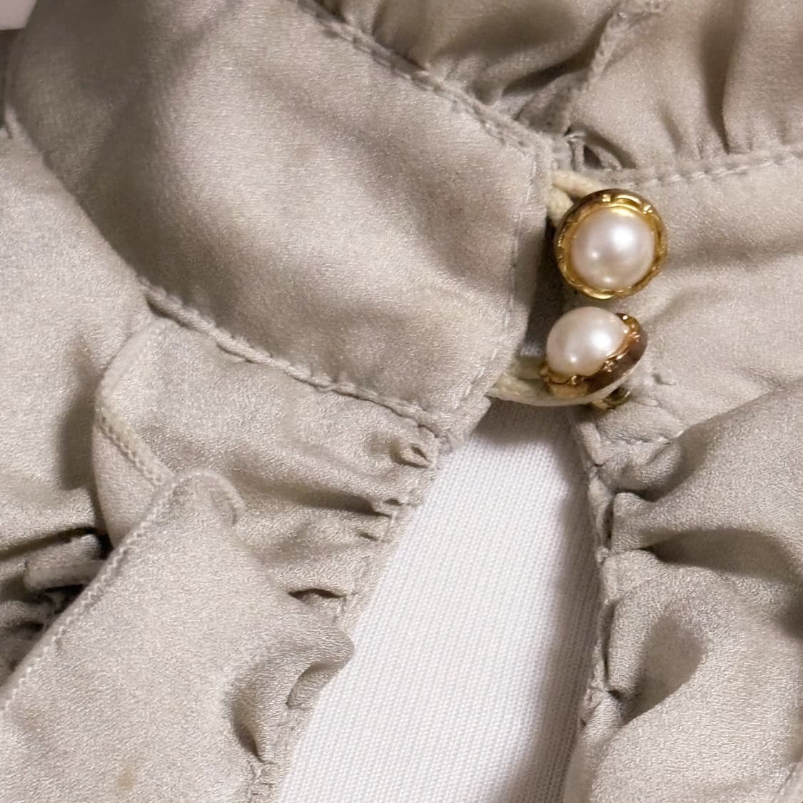 (이체시에눌)일본 히메갸루 프릴 레이스 진주 금장단추 카키베이지 블라우스 상품이미지4