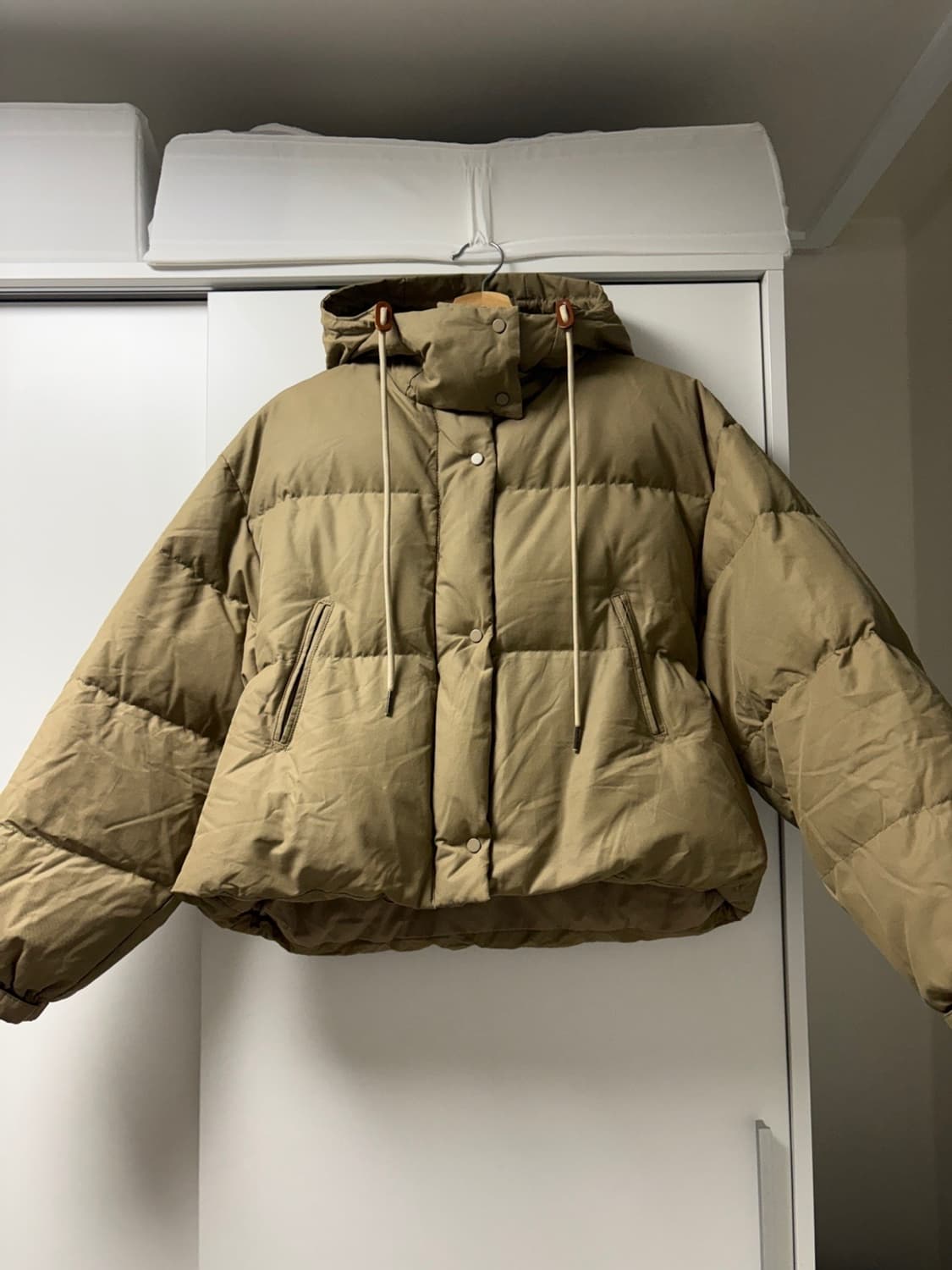 낫띵리튼 페블 크롭 푸퍼 패딩 베이지 상품이미지1