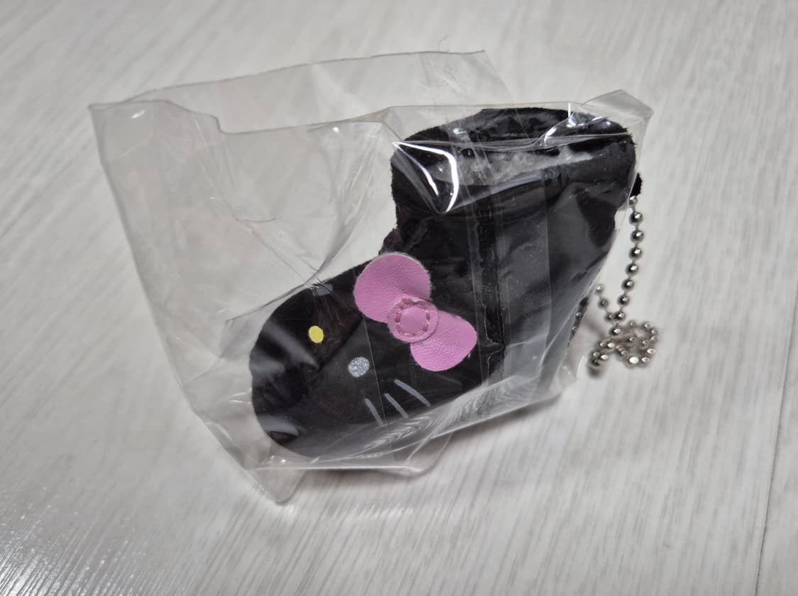 산리오 헬로키티 가챠 키링 어그 부츠 블랙키티 상품이미지1