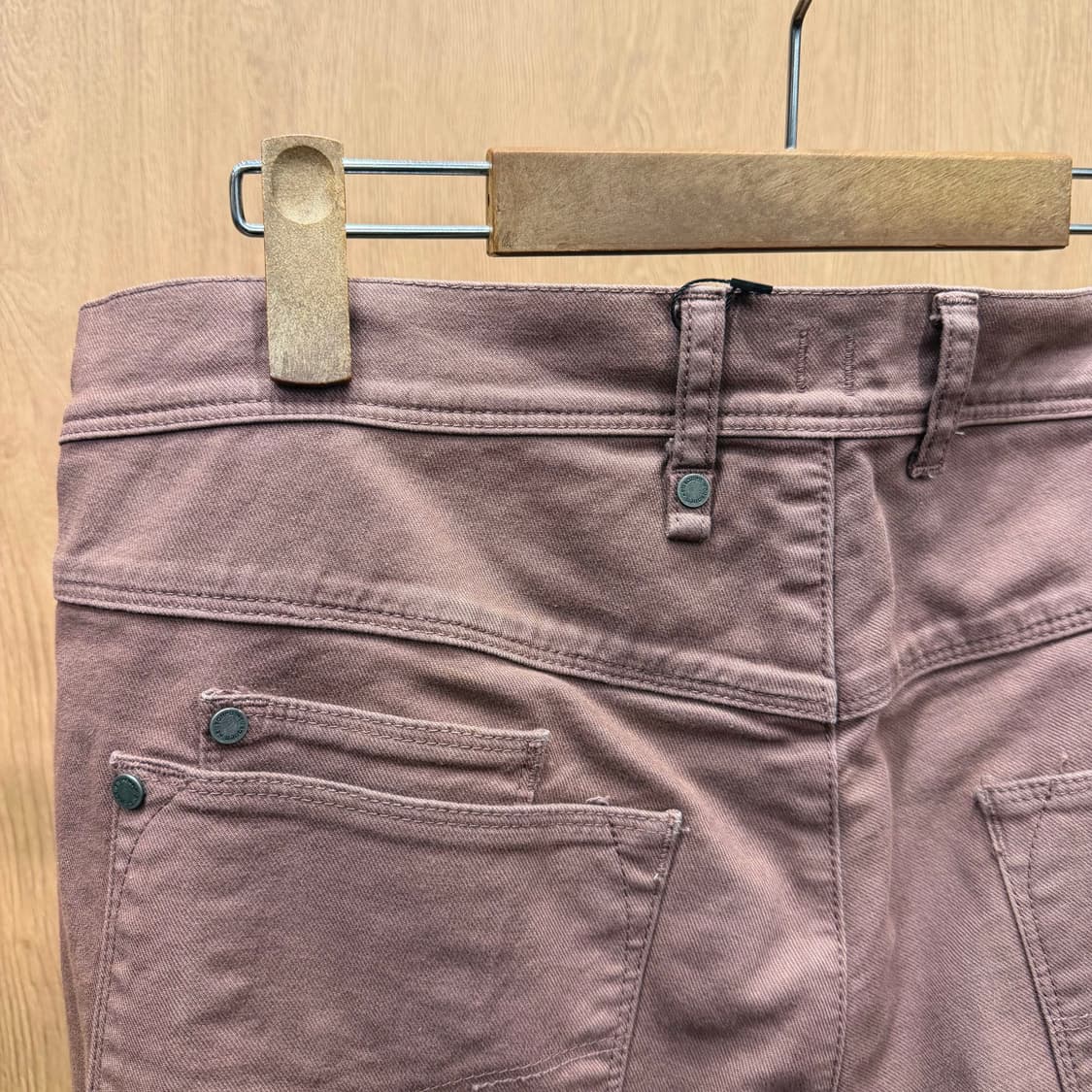 닐 바렛 코튼 팬츠 사이드 싱글 포켓 블랙 로고 디테일 슬림핏 퍼플 상품이미지6