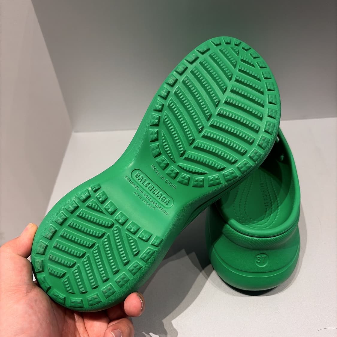 (정품/새상품) 발렌시아가 x 크록스 풀 슬라이드 샌들 그린 여성 상품이미지5