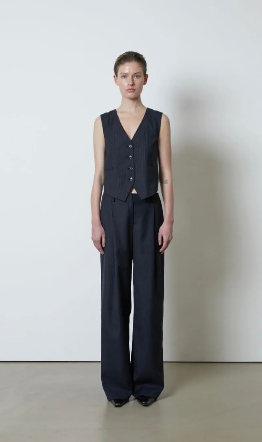 쓰리투에이티 pintuck wide slacks navy 상품이미지1