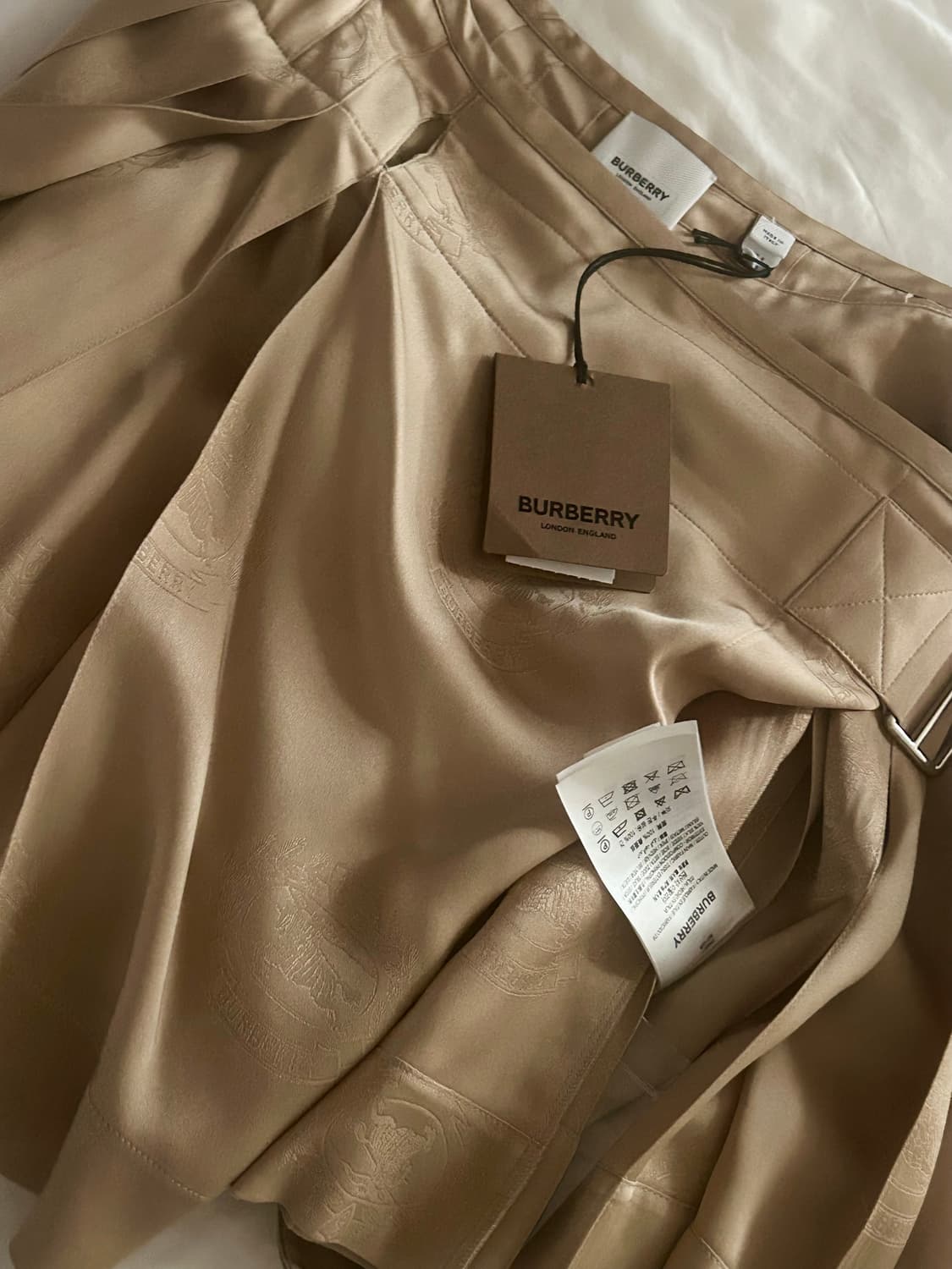 [새상품, 정가260만원대] 버버리 실크 플리츠 스커트🧡 상품이미지4