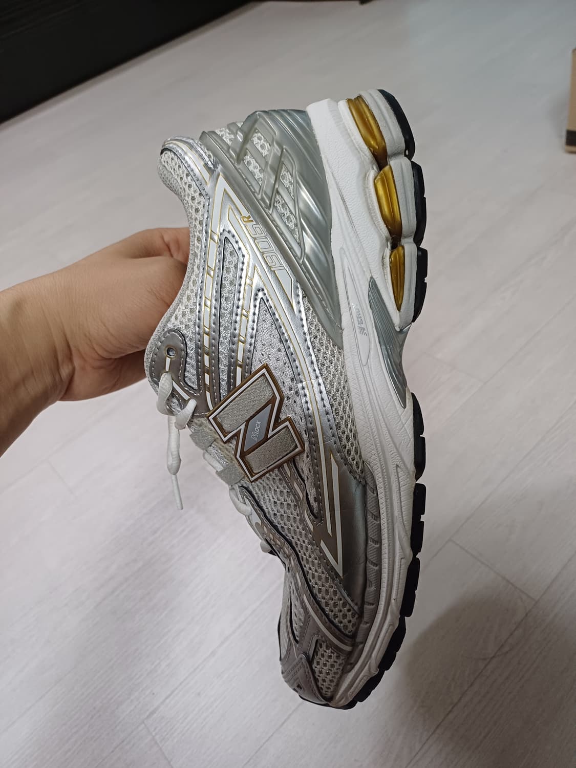 뉴발란스 뉴발란스 1906R 실버 화이트 메탈릭 운동화 270사이즈 상품이미지2